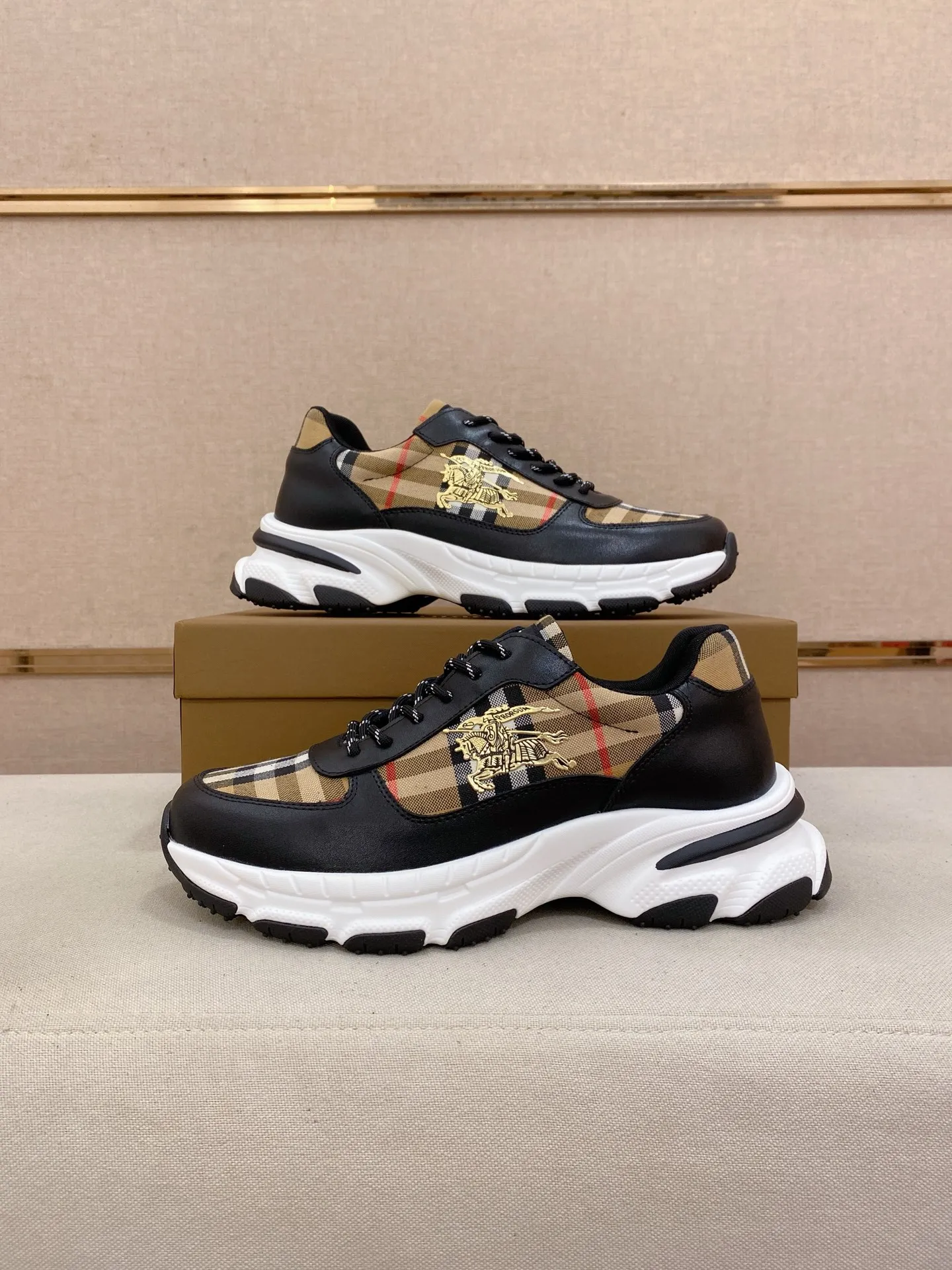 Men's shoes: 442💰🇮🇹🇮🇹The counters are synchronized with BURBERRY's top purchasing agents🔍🔍Synchronized sales. Positive code number: 38-44 Italian imported first-layer cowhide leather with fabric. Fully imported sheepskin lining, sole: the original sole is specially provided by the original factory, the exclusive movable molded sole is super comfortable, the original factory follows the order, 🔍🔍high quality, you can go in and out of the counter at will, welcome to compare. Can be customized. 45 non-refundable